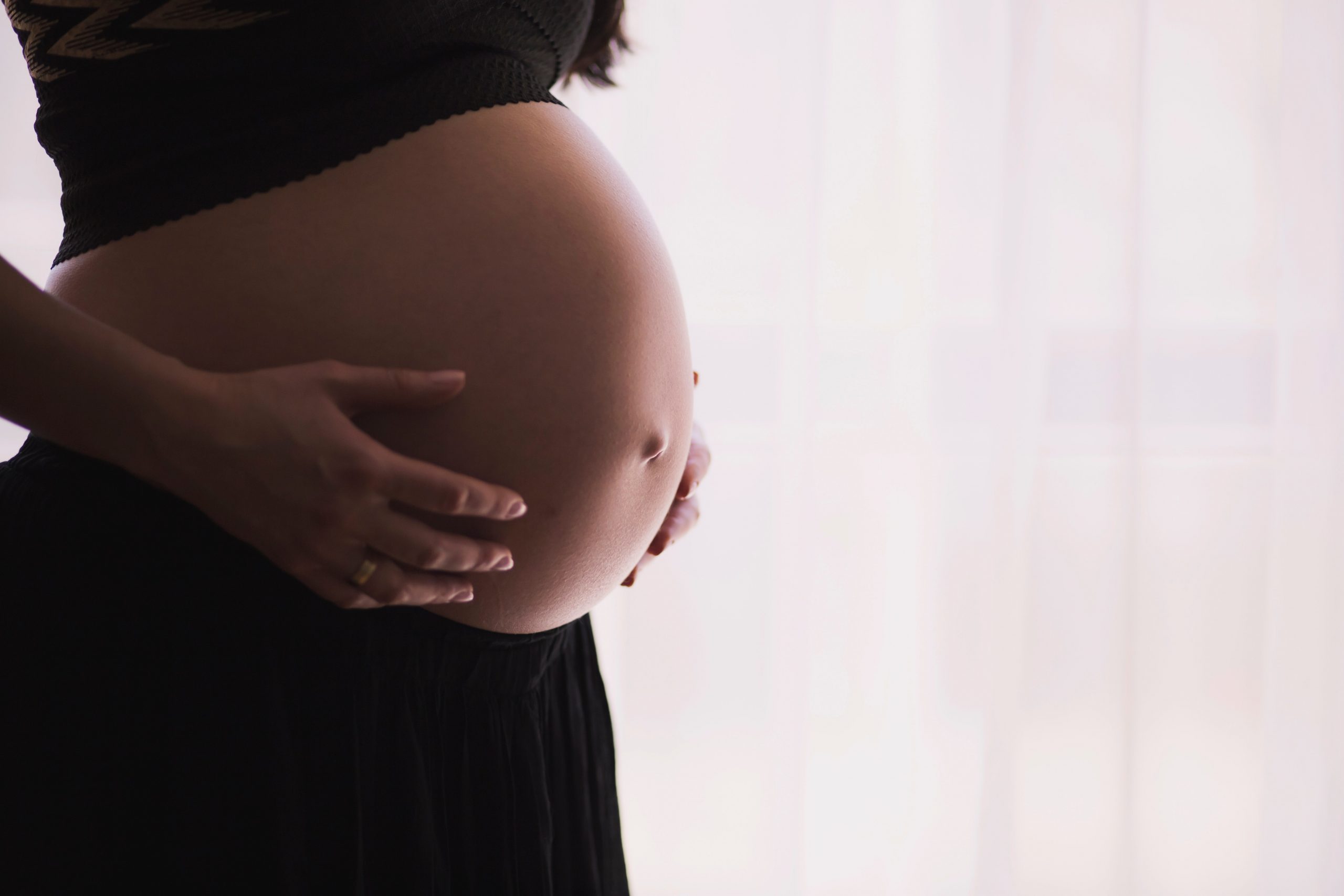 Le ventre de la maman à 8 mois de grossesse