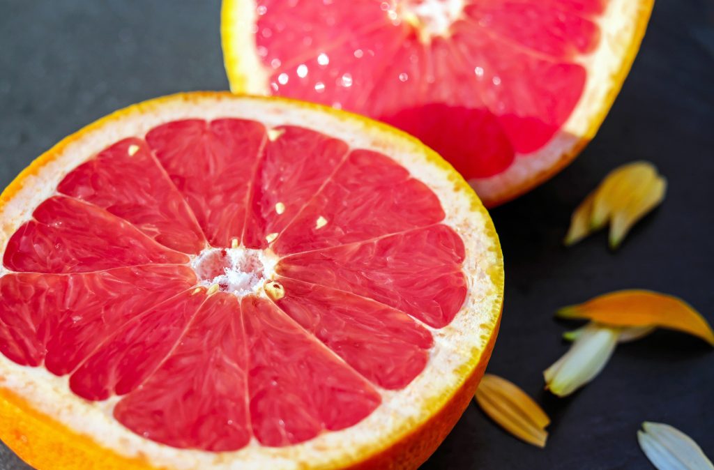 La vitamine C se trouve dans le pamplemousse, les fraises ou encore les kiwis