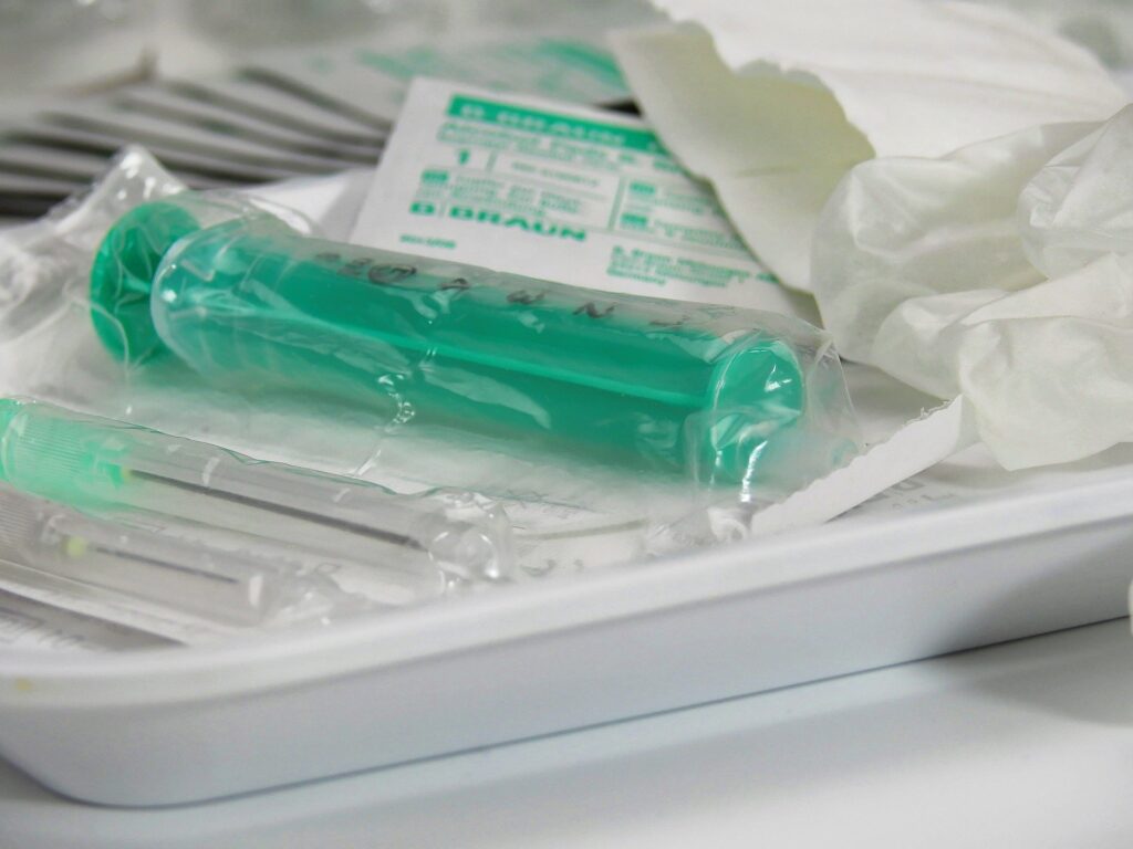 Les DASRI peuvent être des seringues, des produits pharmaceutiques ou encore des pansements.