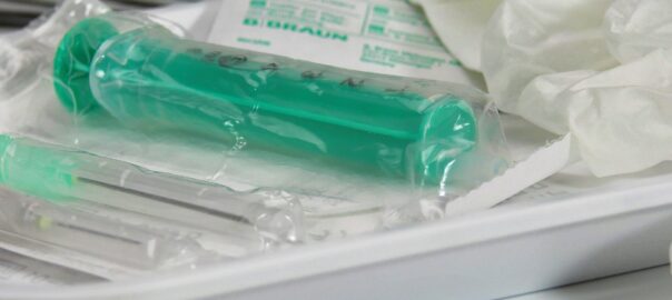 Les DASRI peuvent être des seringues, des produits pharmaceutiques ou encore des pansements.
