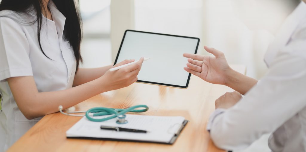 L'infirmière coordinatrice intervient en tant que support technique auprès de l'équipe soignante. Elle facilite également le relationnel avec le patient et son entourage.