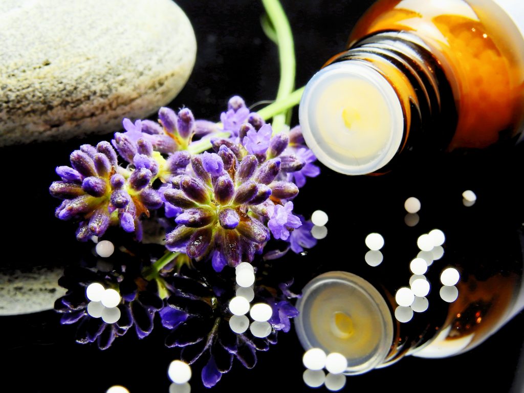 L'homéopathie ou encore l'aromathérapie sont des traitements alternatifs contre l'arthrose.