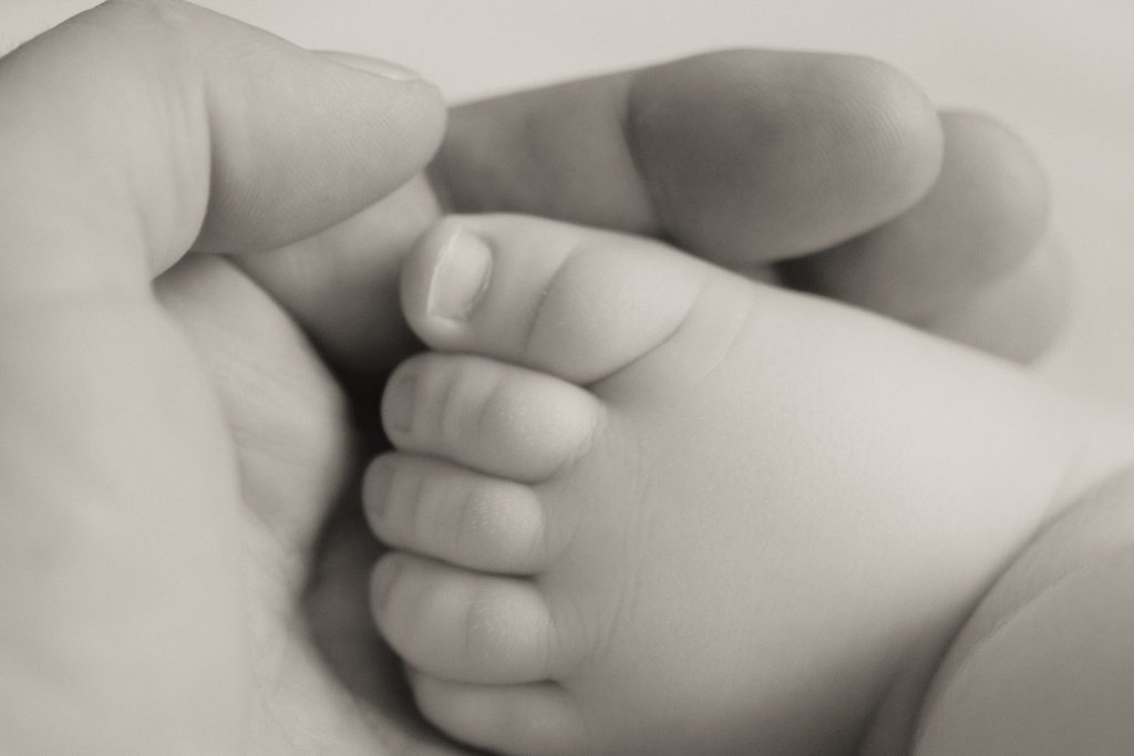 Pour les parents, le contact peau à peau avec bébé permet de créer un lien affectif fort