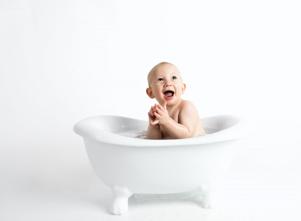 Le bain peut causer une sécheresse cutanée chez bébé.