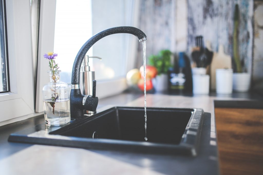 L'eau du robinet est-elle dangereuse pour bébé ?